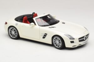 Mercedes SLS AMG Roadster Mystic White II Minichamps 1:18 B66960079 Diecast - image 8 of 9