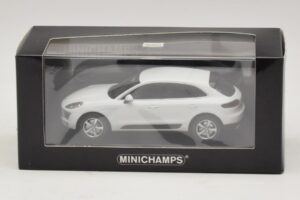 Porsche Macan 95B White Minichamps 1:43 410062601 Diecast - image 4 of 4