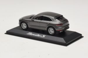 Porsche Macan S Diesel 95B Bronze Metallic Minichamps 1:43 WAP0201510E Diecast - image 3 of 4