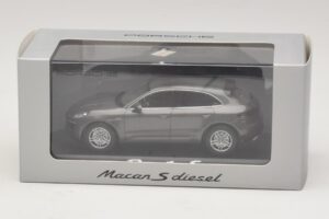 Porsche Macan S Diesel 95B Bronze Metallic Minichamps 1:43 WAP0201510E Diecast - image 4 of 4