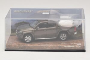 Volkswagen Amarok Brown Metallic Minichamps 1:43 436058361 Diecast - image 4 of 5