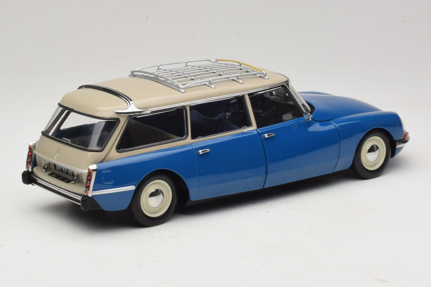 Citroen DS 21 Break 1:18 diecast model by Norev