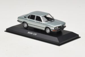 BMW 520 E12 Light Blue Metallic Maxichamps 1:43 940023002 Diecast - image 3 of 5