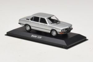 BMW 520 E12 Silver Maxichamps 1:43 940023000 Diecast - image 3 of 5