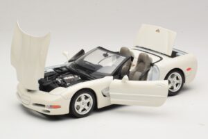 Chevrolet Corvette C5 Convertible White Bburago 1:18 3076-P1 Diecast - image 2 of 8