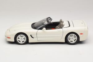 Chevrolet Corvette C5 Convertible White Bburago 1:18 3076-P1 Diecast - image 4 of 8