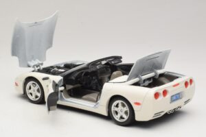 Chevrolet Corvette C5 Convertible White Bburago 1:18 3076-P1 Diecast - image 5 of 8