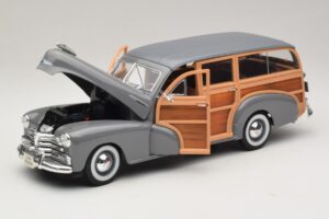 Chevrolet Fleetmaster Woody Grey Maisto 1:18 31854 Diecast - image 2 of 8