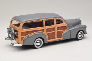 Chevrolet Fleetmaster Woody Grey Maisto 1:18 31854 Diecast - image 3 of 8