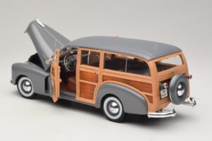Chevrolet Fleetmaster Woody Grey Maisto 1:18 31854 Diecast - image 5 of 8