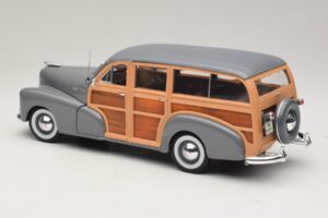 Chevrolet Fleetmaster Woody Grey Maisto 1:18 31854 Diecast - image 7 of 8