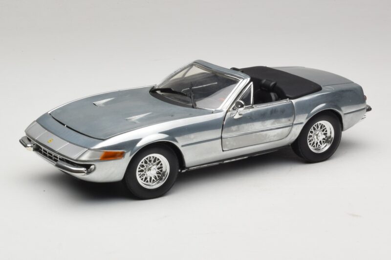 Ferrari 365 GTS Chrome Silver Hot Wheels 1:18 25738 Diecast
