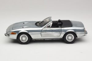 Ferrari 365 GTS Chrome Silver Hot Wheels 1:18 25738 Diecast - image 4 of 8