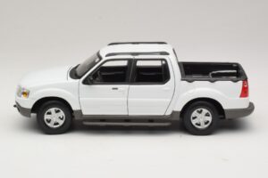 Ford Explorer Sport Trac White Maisto 1:18 36891 Diecast - image 4 of 8