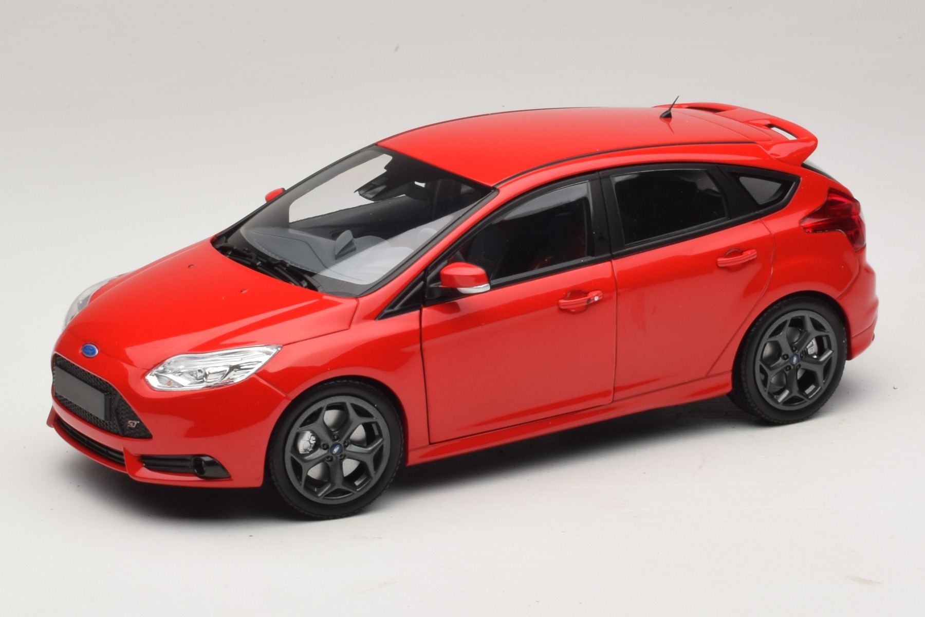 Minichamps Ford Focus ST Mk2 1:18 Red Diecast Hatchback