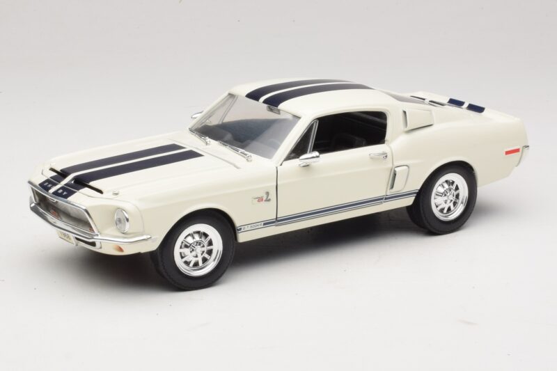 Ford Shelby GT500KR White Road Legends 1:18 92168 Diecast