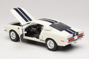 Ford Shelby GT500KR White Road Legends 1:18 92168 Diecast - image 5 of 8