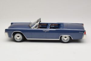 Lincoln Continental Convertible Blue Metallic The Lincoln Lawyer KK-Scale 1:18 KKDC181522 Diecast - image 4 of 7