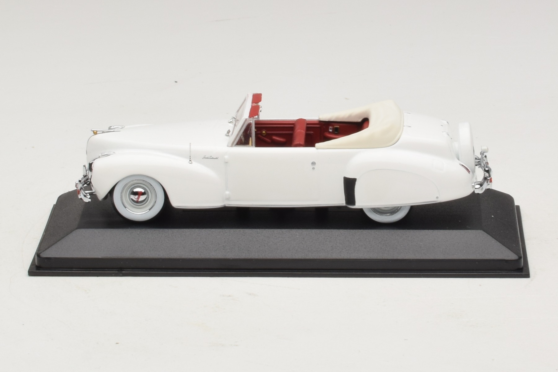 Minichamps Lincoln Continental Convertible 1:43 White 1941