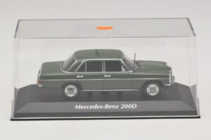 Mercedes 200D W115 Dark Green Maxichamps 1:43 940034001 Diecast - image 4 of 5
