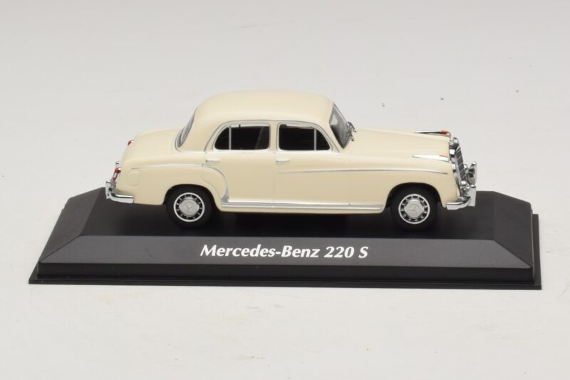 Mercedes 220 S W180 White Maxichamps 1:43 Mercedes 220 S W180 White Maxichamps 1:43 940033000 Diecast