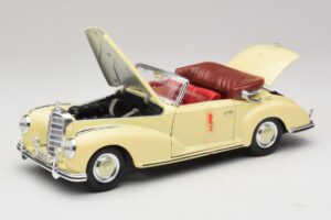 Mercedes 300S Cream Maisto 1:18 31806 Diecast - image 2 of 8
