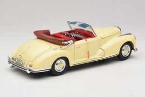 Mercedes 300S Cream Maisto 1:18 31806 Diecast - image 3 of 8