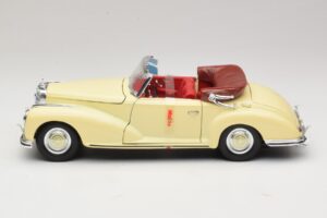 Mercedes 300S Cream Maisto 1:18 31806 Diecast - image 4 of 8
