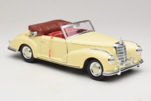 Mercedes 300S Cream Maisto 1:18 31806 Diecast - image 6 of 8