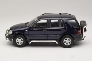 Mercedes ML320 W163 Blue Maisto 1:18 31847 Diecast - image 4 of 8