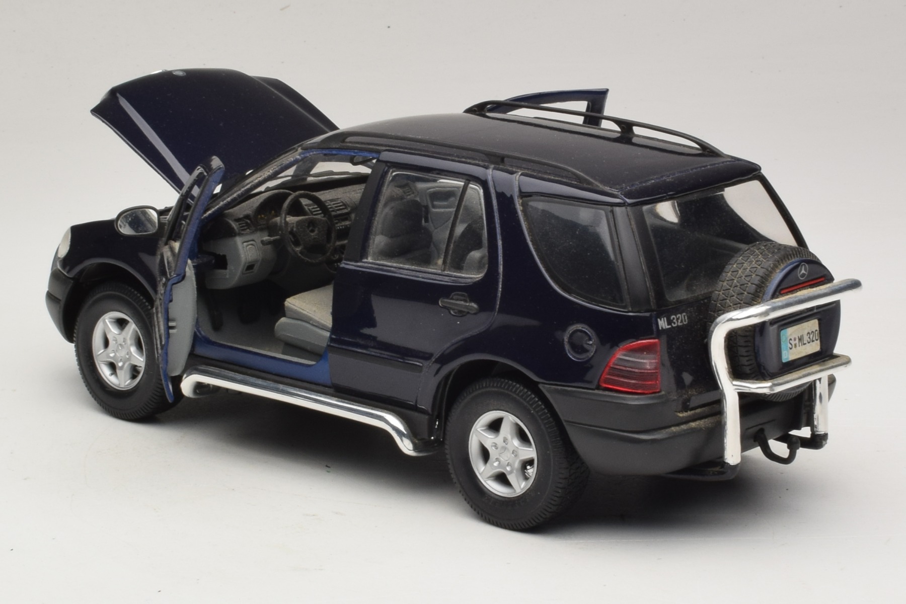Maisto Mercedes-Benz ML320 W163 1:18 Diecast Model SUV
