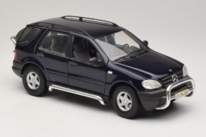 Mercedes ML320 W163 Blue Maisto 1:18 31847 Diecast - image 6 of 8