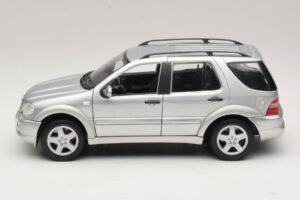 Mercedes ML55 AMG W163 Silver Maisto 1:18 31876-P1 Diecast - image 4 of 8