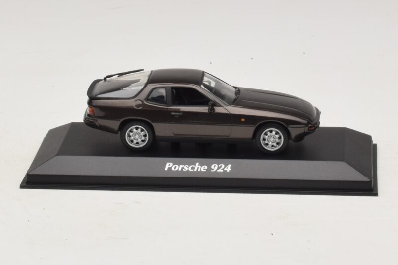 Porsche 924 Brown Metallic Maxichamps 1:43 940062121 Diecast