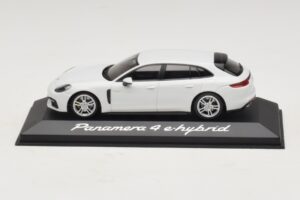 Porsche Panamera 971 4 E-Hybrid White Minichamps 1:43 WAP0207620H Diecast