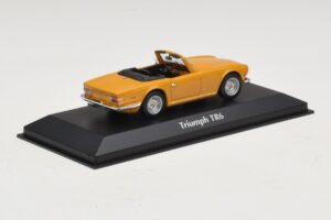 Triumph TR6 Orange Maxichamps 1:43 940132571 Diecast - image 2 of 5