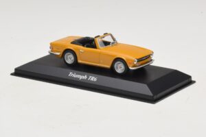 Triumph TR6 Orange Maxichamps 1:43 940132571 Diecast - image 3 of 5