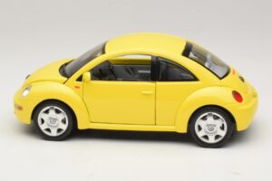 Volkswagen New Beetle A4 Yellow Bburago 1:18 3302 Diecast - image 4 of 8