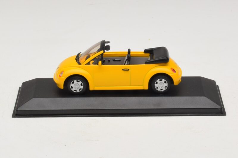 Volkswagen New Beetle Cabriolet Yellow Minichamps 1:43 Volkswagen New Beetle Cabriolet Yellow Minichamps 1:43 BEETLE002 Diecast