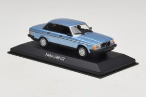 Volvo 240 GL Blue Metallic Maxichamps 1:43 940171400 Diecast - image 3 of 5
