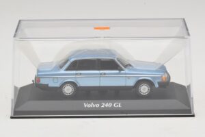 Volvo 240 GL Blue Metallic Maxichamps 1:43 940171400 Diecast - image 4 of 5