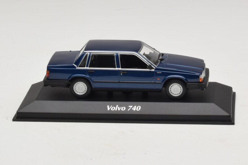 Volvo 740 Dark Blue Metallic Maxichamps 1:43 940171701 Diecast